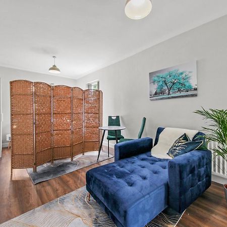 Stunning Studio Flat With Free On-Street Parking! 플럼스테드 외부 사진