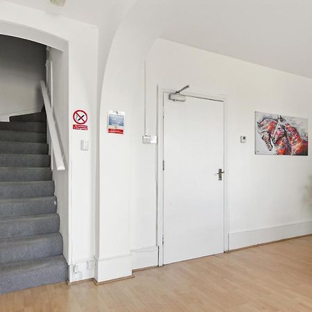 Stunning Studio Flat With Free On-Street Parking! 플럼스테드 외부 사진