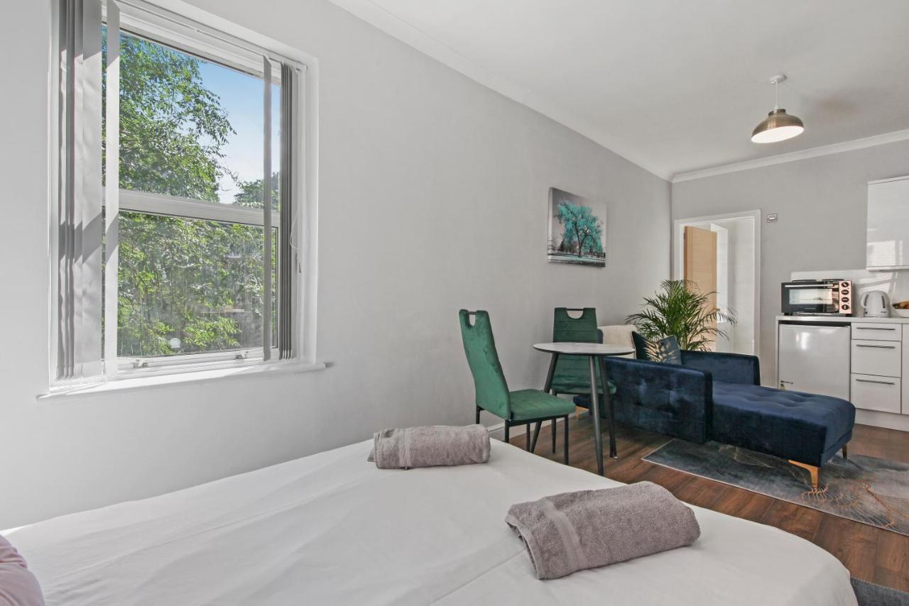 Stunning Studio Flat With Free On-Street Parking! 플럼스테드 외부 사진