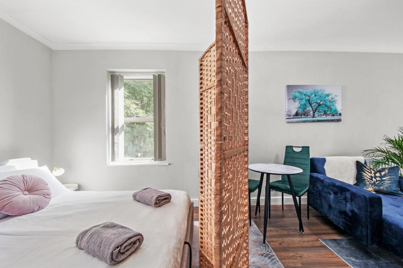 Stunning Studio Flat With Free On-Street Parking! 플럼스테드 외부 사진