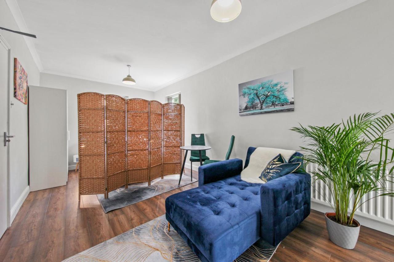 Stunning Studio Flat With Free On-Street Parking! 플럼스테드 외부 사진