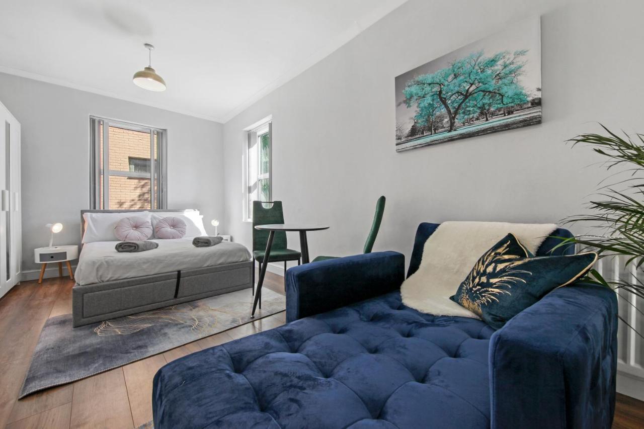 Stunning Studio Flat With Free On-Street Parking! 플럼스테드 외부 사진