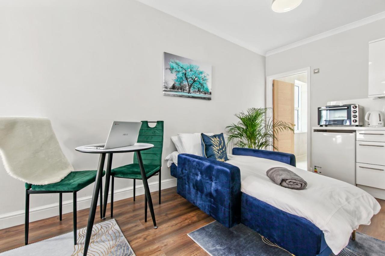 Stunning Studio Flat With Free On-Street Parking! 플럼스테드 외부 사진