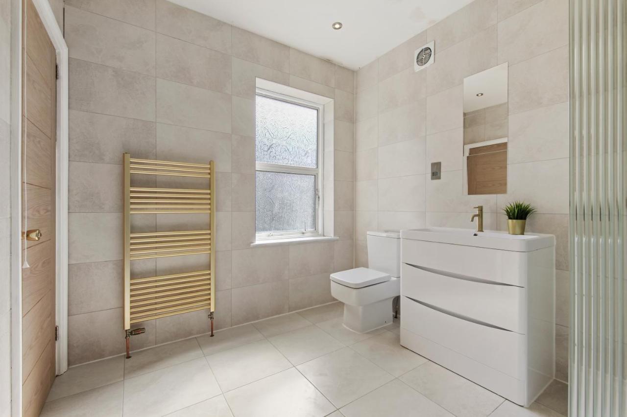 Stunning Studio Flat With Free On-Street Parking! 플럼스테드 외부 사진