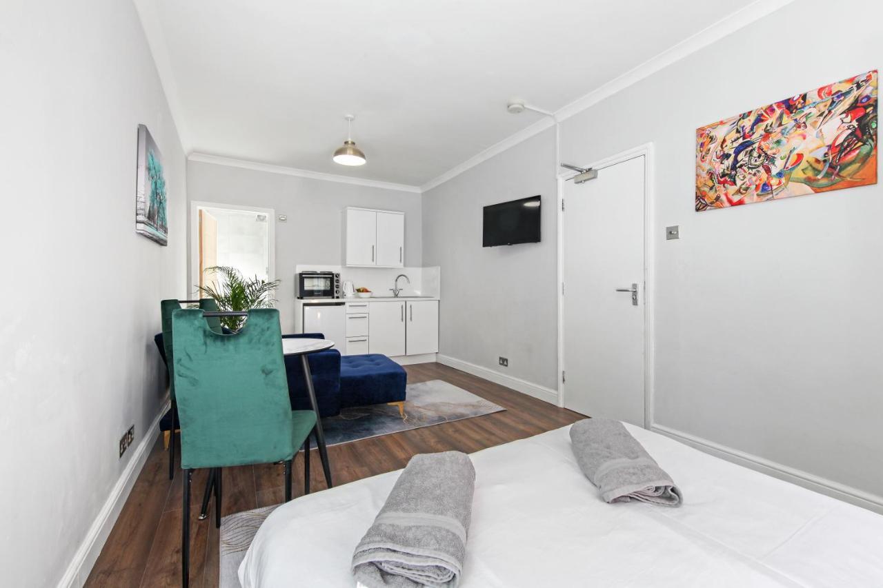 Stunning Studio Flat With Free On-Street Parking! 플럼스테드 외부 사진