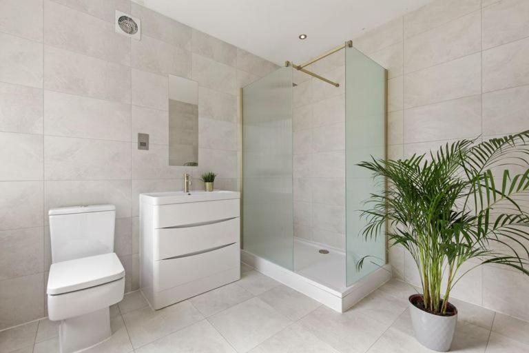 Stunning Studio Flat With Free On-Street Parking! 플럼스테드 외부 사진
