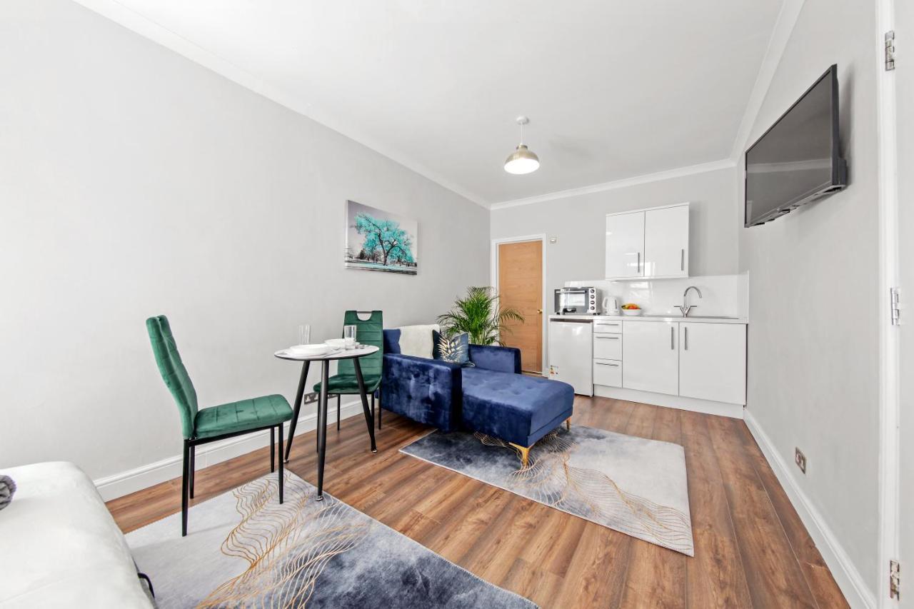 Stunning Studio Flat With Free On-Street Parking! 플럼스테드 외부 사진