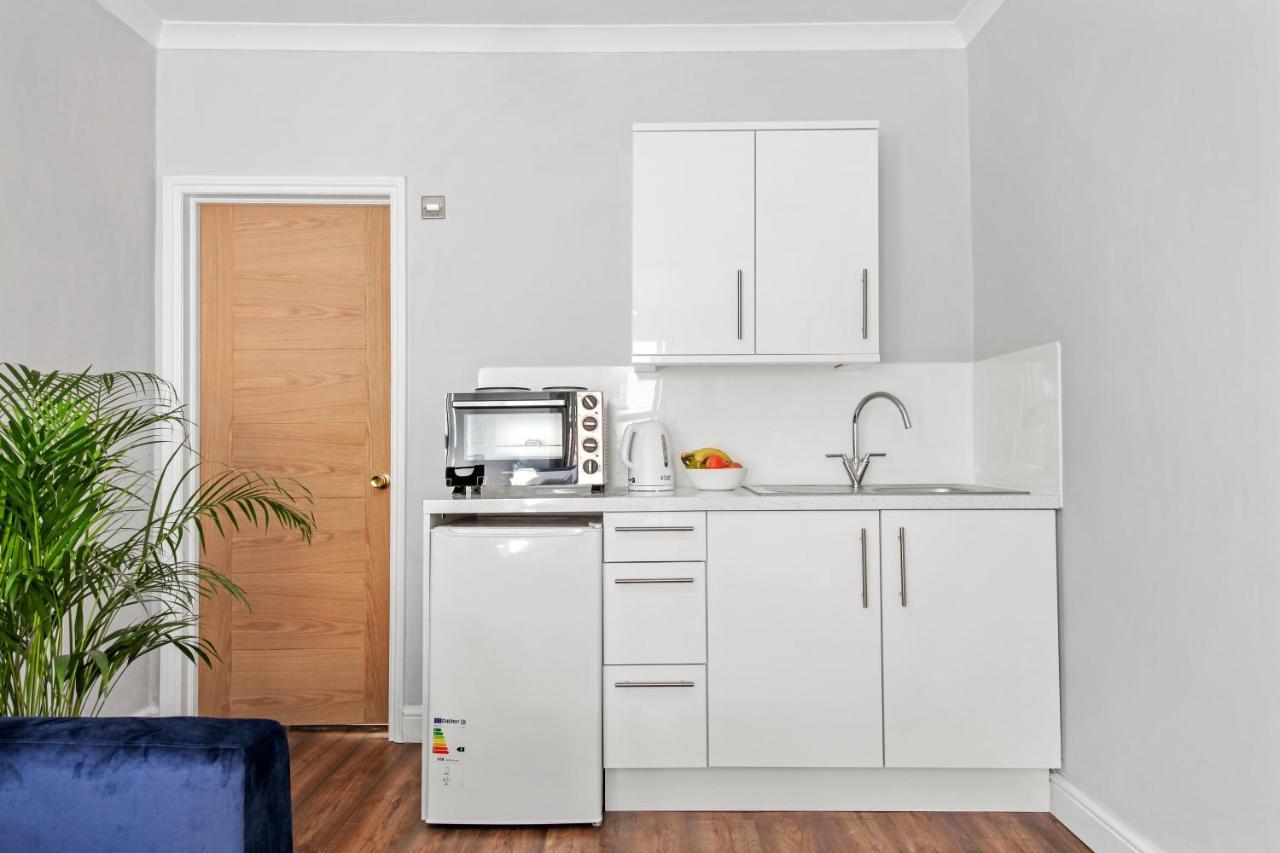 Stunning Studio Flat With Free On-Street Parking! 플럼스테드 외부 사진